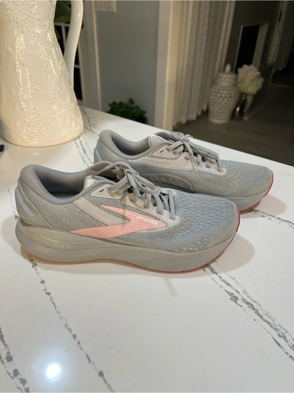 Brooks Women's Gray and Pink Low-Profile Running Sneakers size W10